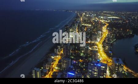 SURFERS PARADISE, AUSTRALIEN - 4. DEZEMBER 2016: Nachtansicht des Surfers Paradise vom Q1 Gebäude aus Stockfoto