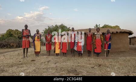 NAROK, KENIA- 28. AUGUST 2016: Weitblick einer Gruppe von maasai-Frauen und -Männern, die singen Stockfoto