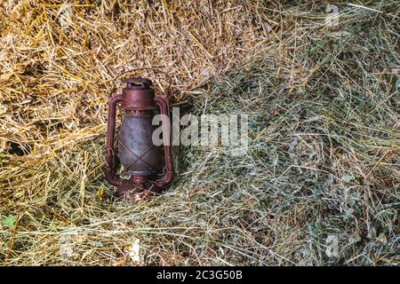 Vintage Öllampe im Heu Stockfoto