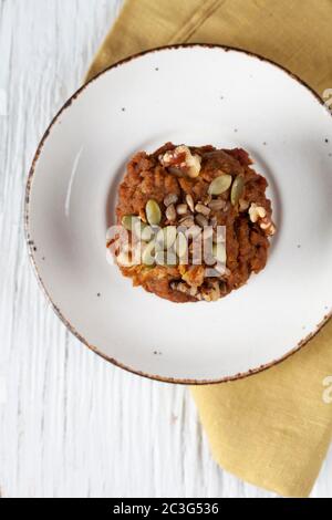 Gewürzte Apfel-Muffins mit Nüssen und Samen Stockfoto