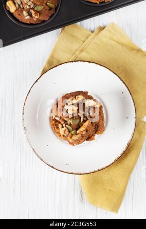 Gewürzte Apfel-Muffins mit Nüssen und Samen Stockfoto