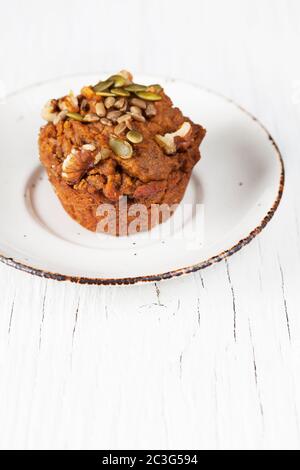 Gewürzte Apfel-Muffins mit Nüssen und Samen Stockfoto