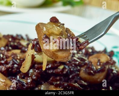 Risotto mit schwarzem Reis und Pilzen Stockfoto