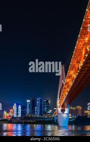 DongShuiMen Brücke in Chongqing Stadt bei Nacht Stockfoto