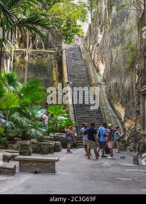 Nassau, Bahamas - 3. Mai 2019: Touristen in der Nähe der Treppe der Königin. Die Treppe der Königin, gemeinhin als die 66 Stufen bezeichnet, ist ein wichtiges Wahrzeichen t Stockfoto