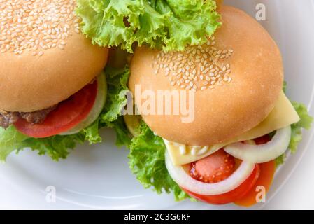 Draufsicht zwei Hamburger auf einem weißen Teller Stockfoto