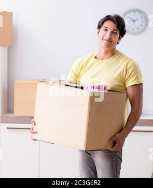 Mann Umzug und Umzug mit zerbrechlichen Gegenständen Stockfoto