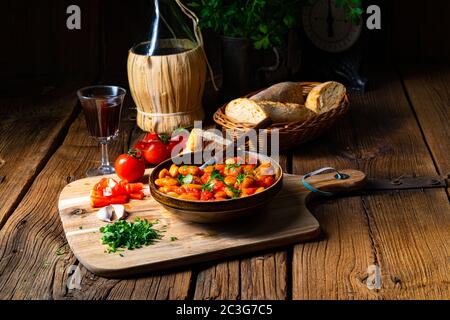 Rustikale Riesenbohnen mit frischer Tomatensauce Stockfoto