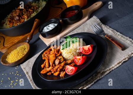 Bulgur with Gebratenem fleisch and joghurtsoße Stockfoto