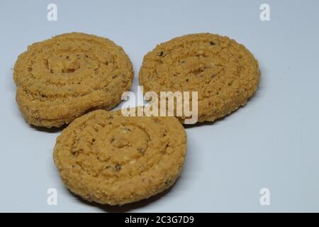 Indische Straßengerichte Murukulu oder geröstete Gram Dal Mehl fritters Stockfoto