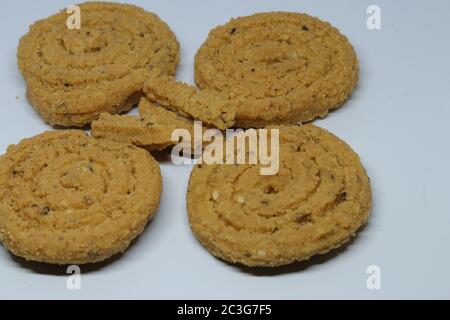 Indische Straßengerichte Murukulu oder geröstete Gram Dal Mehl fritters Stockfoto