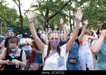 NEW YORK, NY - 19. JUNI: Demonstranten halten ihre Hand hoch während der Märsche der Juneteenth am 19. Juni 2020 auf dem Grand Army Plaza im Brooklyn-Bezirk New Yo Stockfoto