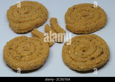 Indische Straßengerichte Murukulu oder geröstete Gram Dal Mehl fritters Stockfoto