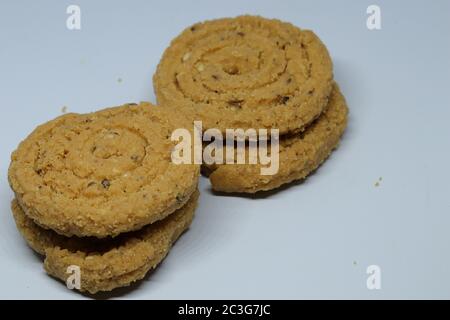 Indische Straßengerichte Murukulu oder geröstete Gram Dal Mehl fritters Stockfoto