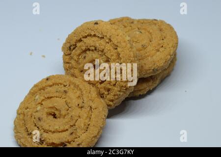 Indische Straßengerichte Murukulu oder geröstete Gram Dal Mehl fritters Stockfoto