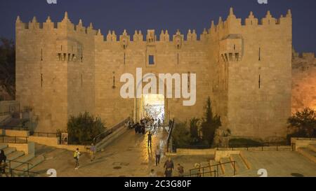 JERUSALEM, ISRAEL - September, 21, 2016: Damaskus Tor in der Dämmerung in der alten Stadt, Jerusalem Stockfoto