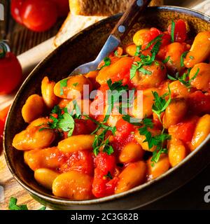 Rustikale Riesenbohnen mit frischer Tomatensauce Stockfoto