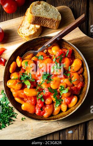 Rustikale Riesenbohnen mit frischer Tomatensauce Stockfoto