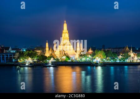 Beleuchtete Tempel der Morgenröte oder Wat Arun in Bangkok bei Sonnenuntergang Stockfoto