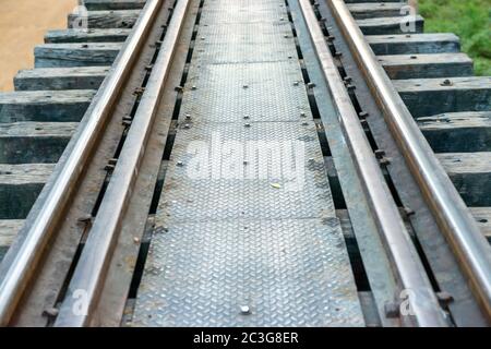 Alte Schiene Schiene Schiene mit hölzernen Schwellen und rostigen Schienen Stockfoto