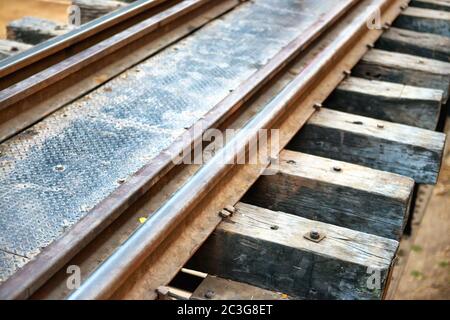 Alte Schiene Schiene Schiene mit hölzernen Schwellen und rostigen Schienen Stockfoto