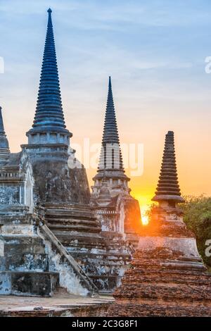 Buddhistischer Tempel Wat Phra Si Sanphet in Ayutthaya bei Sonnenuntergang Stockfoto