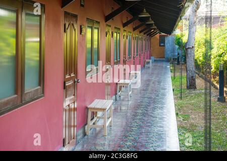 Offene Terrasse mit Fenster und Türen im asiatischen Hotel Stockfoto