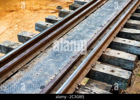 Alte Schiene Schiene Schiene mit hölzernen Schwellen und rostigen Schienen Stockfoto