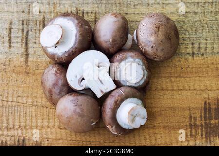 Frische Pilze auf Wodden Hintergrund Stockfoto