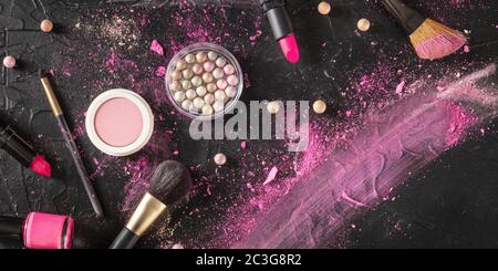 Professionelles Make-up-Panorama auf schwarzem Hintergrund. Pinsel, Lippenstift und andere Produkte, ein flaches Ley mit Kopierfläche Stockfoto