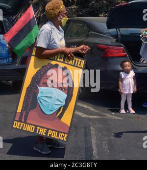 Hunderte von Demonstranten versammeln sich in der Nähe der Ecke der Martin Luther King Jr. und Obama Boulevards, um die Juneteenth zu markieren und friedlich gegen die fehlende Rechenschaftspflicht der Polizei zu protestieren, Gerechtigkeit für die lokalen Gemeinschaften zu fordern und ein Ende des systemischen Rassismus in Los Angeles am Freitag, 19. Juni 2020. Tausende feierten landesweit den 6. Juni, ein Datum, das das Ende der Sklaverei in den Vereinigten Staaten markiert und dieses Jahr angesichts der Unruhen, die nach der Ermordung von Geiger Floyd durch die Polizei vor fast einem Monat eskalierten, eine zusätzliche Bedeutung erlangt hat. Foto von Jim Ruymen/UPI Stockfoto