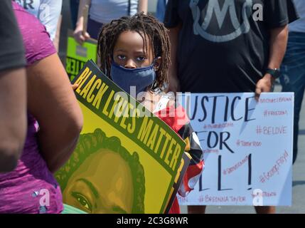 Hunderte von Demonstranten versammeln sich in der Nähe der Ecke der Martin Luther King Jr. und Obama Boulevards, um die Juneteenth zu markieren und friedlich gegen die fehlende Rechenschaftspflicht der Polizei zu protestieren, Gerechtigkeit für die lokalen Gemeinschaften zu fordern und ein Ende des systemischen Rassismus in Los Angeles am Freitag, 19. Juni 2020. Tausende feierten landesweit den 6. Juni, ein Datum, das das Ende der Sklaverei in den Vereinigten Staaten markiert und dieses Jahr angesichts der Unruhen, die nach der Ermordung von Geiger Floyd durch die Polizei vor fast einem Monat eskalierten, eine zusätzliche Bedeutung erlangt hat. Foto von Jim Ruymen/UPI Stockfoto