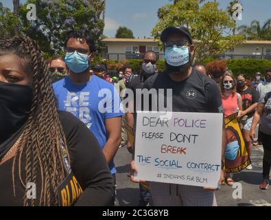 Hunderte von Demonstranten versammeln sich in der Nähe der Ecke der Martin Luther King Jr. und Obama Boulevards, um die Juneteenth zu markieren und friedlich gegen die fehlende Rechenschaftspflicht der Polizei zu protestieren, Gerechtigkeit für die lokalen Gemeinschaften zu fordern und ein Ende des systemischen Rassismus in Los Angeles am Freitag, 19. Juni 2020. Tausende feierten landesweit den 6. Juni, ein Datum, das das Ende der Sklaverei in den Vereinigten Staaten markiert und dieses Jahr angesichts der Unruhen, die nach der Ermordung von Geiger Floyd durch die Polizei vor fast einem Monat eskalierten, eine zusätzliche Bedeutung erlangt hat. Foto von Jim Ruymen/UPI Stockfoto