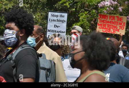 Hunderte von Demonstranten versammeln sich in der Nähe der Ecke der Martin Luther King Jr. und Obama Boulevards, um die Juneteenth zu markieren und friedlich gegen die fehlende Rechenschaftspflicht der Polizei zu protestieren, Gerechtigkeit für die lokalen Gemeinschaften zu fordern und ein Ende des systemischen Rassismus in Los Angeles am Freitag, 19. Juni 2020. Tausende feierten landesweit den 6. Juni, ein Datum, das das Ende der Sklaverei in den Vereinigten Staaten markiert und dieses Jahr angesichts der Unruhen, die nach der Ermordung von Geiger Floyd durch die Polizei vor fast einem Monat eskalierten, eine zusätzliche Bedeutung erlangt hat. Foto von Jim Ruymen/UPI Stockfoto