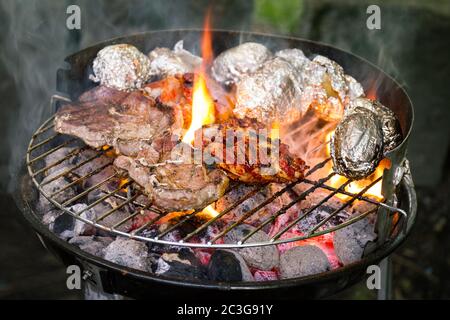 Leckere frische schmackhafte Fleisch Rindfleisch vom Grill Kochen auf offenem Feuer auf Grill Gitter. Natur Hintergrund. Nahaufnahme. Stockfoto