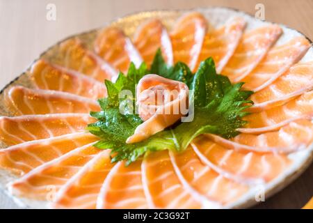 Sashimi aus Lachs in Scheiben Stockfoto
