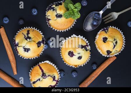 Heidelbeer-Muffins mit Puderzucker und frischen Beeren Stockfoto