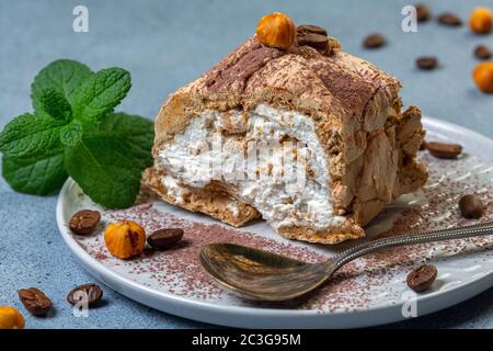 Stück Meringue Kaffee Roulade. Stockfoto