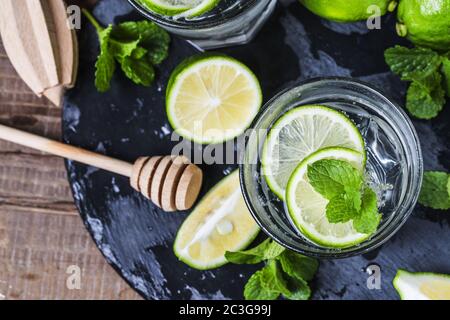 Mojito Cocktail in einer Bur auf einem rustikalen Tisch, selektiven Fokus Stockfoto