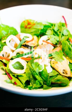Pikante Meeresfrüchte-Salat Stockfoto