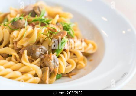 Würzige Thunfisch-Pasta Stockfoto