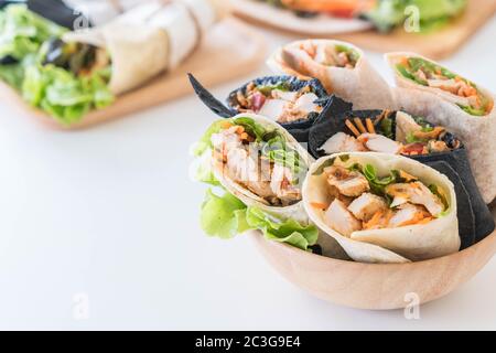 Salatrolle einwickeln Stockfoto