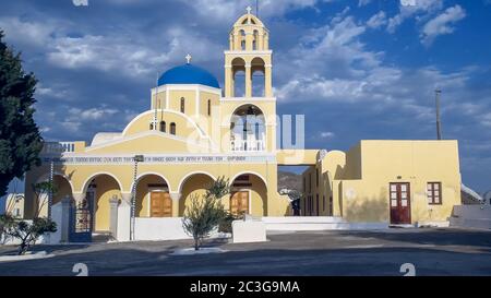 OIA, Griechenland - September 9, 2016: Außenansicht des vor der Kirche von St. George in Oia auf der Insel Santorin Stockfoto