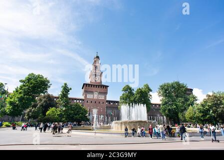 Mailand. Italien - 21. Mai 2019: Eingang zum Castello Sforzesco. Brunnen mit Touristen. Filarete Tower. Stockfoto