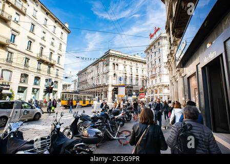 Mailand. Italien - 21. Mai 2019: Via Orefici in Mailand. Alte Gebäude mit schönen Fassaden. Alte Straßenbahn. Mailands Straße im Zentrum. Stockfoto