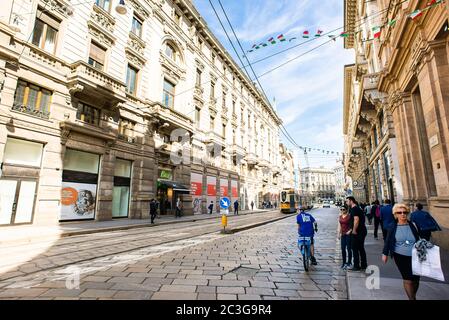 Mailand. Italien - 21. Mai 2019: Via Orefici in Mailand. Alte Gebäude mit schönen Fassaden. Moderne Straßenbahn. Stockfoto