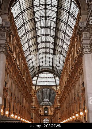 Erstaunliche Low-Angle-Aufnahme der Galleria Vittorio Emanuele II, Mailand, Italien Stockfoto