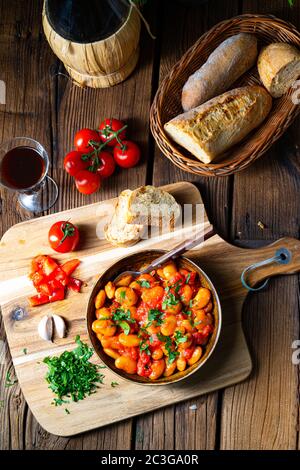 Rustikale Riesenbohnen mit frischer Tomatensauce Stockfoto