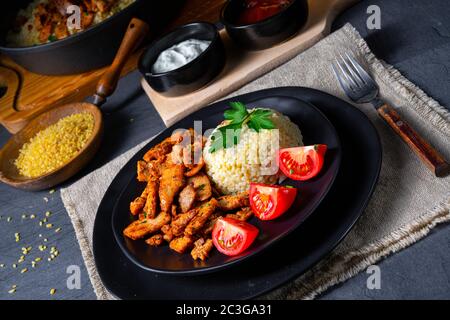 Bulgur with Gebratenem fleisch and joghurtsoße Stockfoto