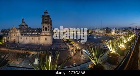 Zocalo Platz und Metropolitan Kathedrale von Mexiko-Stadt bei Nacht Stockfoto